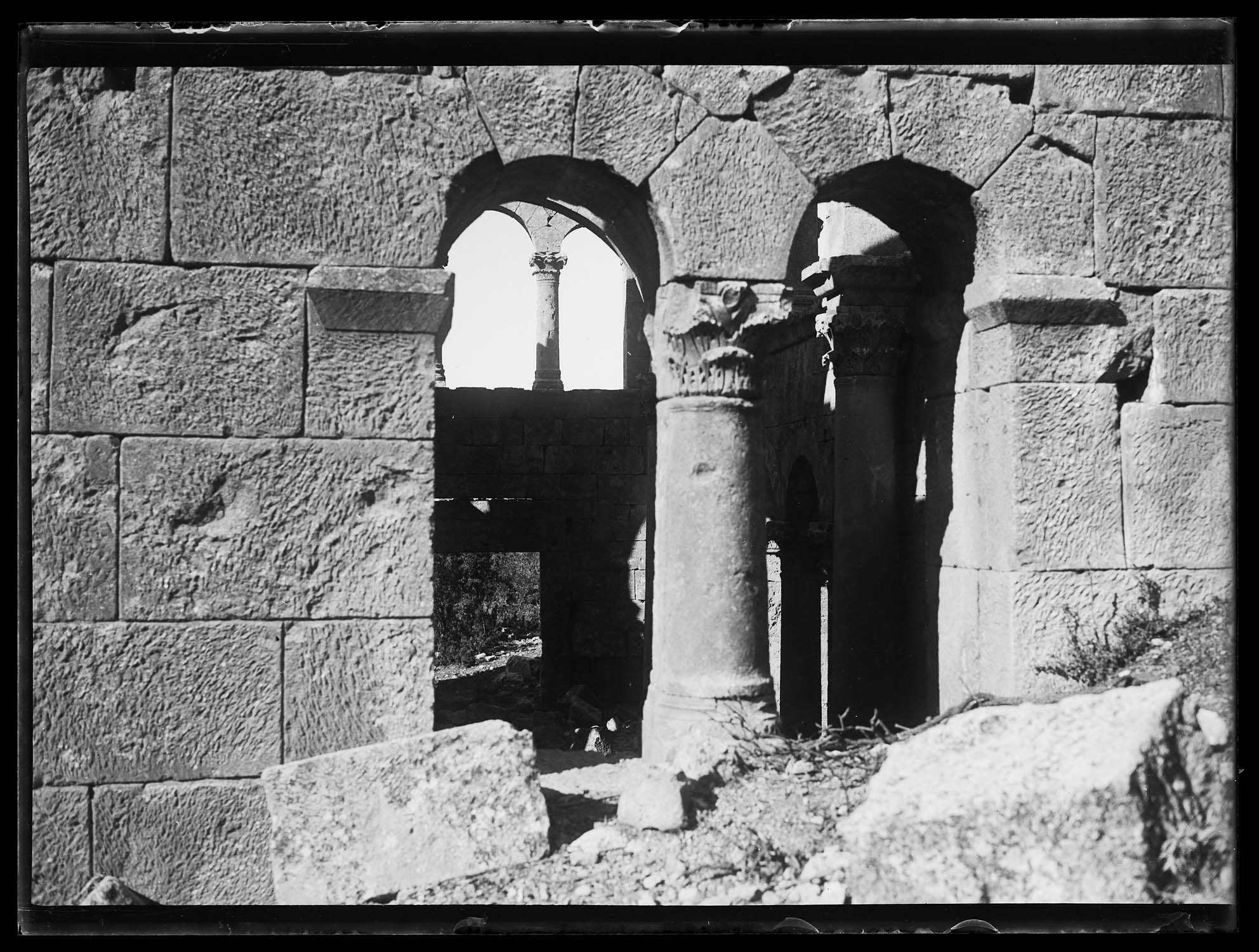 Deux ouverture latérales de l'église